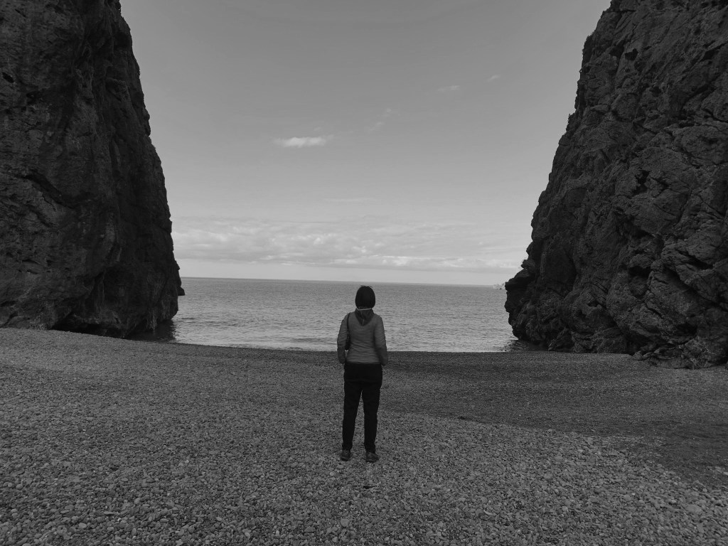 Foto Sofía Abad de espaldas mirando al mar