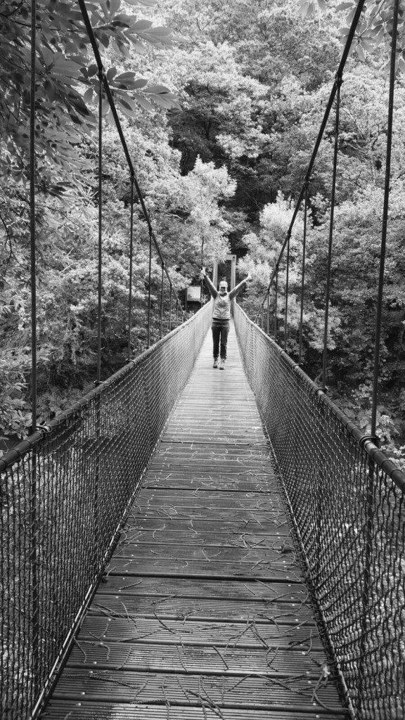 Foto Sofía Abad cruzando un puente en el bosque